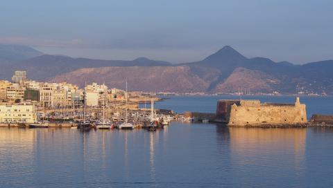 Το φρούριο Κούλες, ένα τμήμα της πόλης και στο βάθος τα βουνά ηρακλειο αξιοθεατα