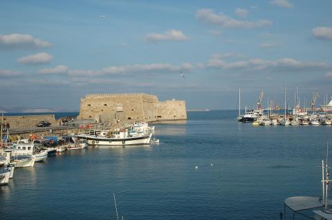 Η μαρίνα του Ηρακλείου δίπλα στο φρούριο Κούλες ηρακλειο αξιοθεατα