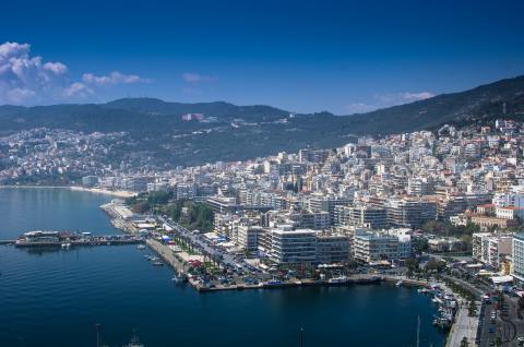 Αεροφωτογραφία της πόλης και του παραλιακού περίπατου στο λιμάνι ξενοδοχεια καβαλα κεντρο