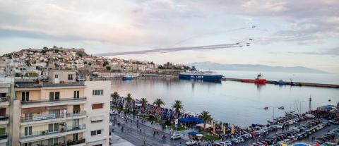 Το λιμάνι της Καβάλας η παλιά πόλη και το κάστρο στη χερσόνησι παναγιάς και επίδειξη με αεροπλάνα στον ουρανό καβαλα αξιοθέατα