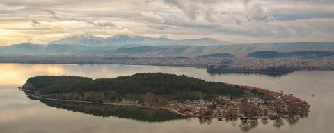 Το νησί των Ιωαννίνων και στο βάθος η πόλη λίμνη παμβώτιδα