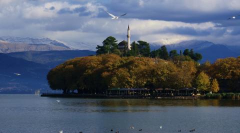 Η λίμνη παμβώτιδα και ο μιναρές από το τζαμί "Ασλάν Πασά" που έχει γίνει μουσείο