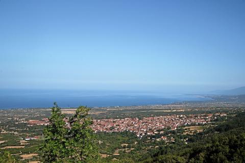 Το λιτόχωρο και η θέα προσ τη θάλασσα σε φωρογραφία από τους πρόποδες του Ολύμπου