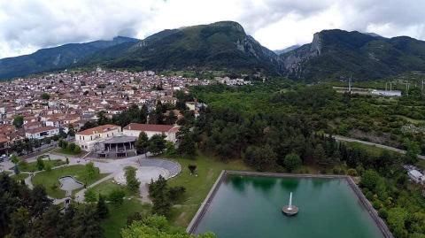 Το Δημοτικό παρκο στο Λιτόχωρο και στο βάθος η πρόποδες του Ολύμπου