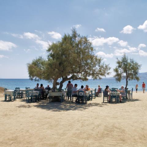 Τα τραπεζοκαθίσματα της ταβέρνας Paradiso στην παραλία της Αγίας Άννας νάξοσ παραλίεσ