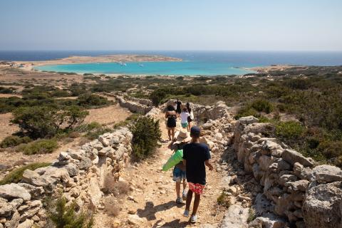 Άνθρωποι περπατάνε σε χωμάτινο μονοπάτι με κατεύθυνση της ακρογιαλιά ναξοσ κουφονησια