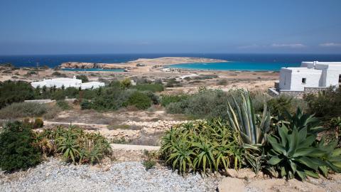 Φωτογραφία στην ενδοχώρα του νησιού και στο βάθος οι ακτές ναξοσ κουφονησια