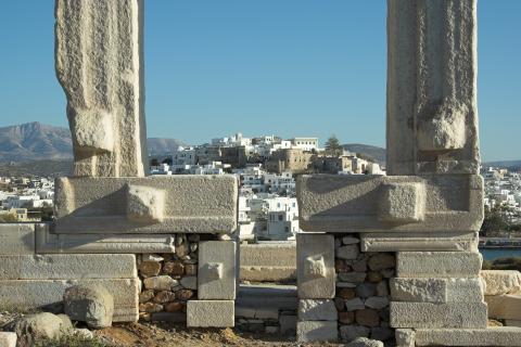 Η βάση της πορταρα ναξοσ  και στο φόντο το κάστρο και η Χώρα της Νάξου