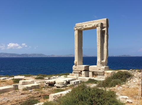 πορταρα ναξοσ το αρχαιολογικό μνημείο που ήταν η είσοδος του ναού του θεού Απόλλωνα και χρονολογείται από τον 6ο αιώνα π.Χ.