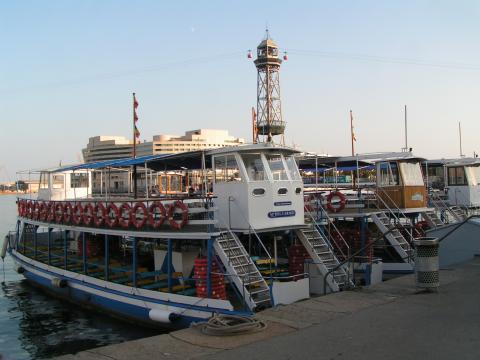 Ένα τουριστικό σκάφος Golondrina αραγμένο στο λιμάνι της Βαρκελώνης