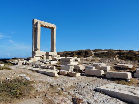 πορταρα ναξοσ το αρχαιολογικό μνημείο που αντιστοιχούσε στην είσοδος του ναού του θεού Απόλλωνα και ανάγεται στον 6ο αιώνα π.Χ.