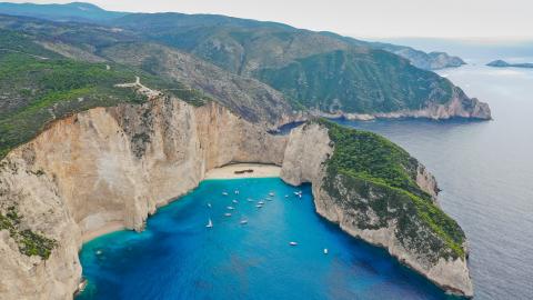 Αεροφωτογραφία της παραλίας ναυάγιο και της υπόλοιπης ακτογραμμής της περιοχής με το έντονο ανάγλυφο zakynthos navagio 