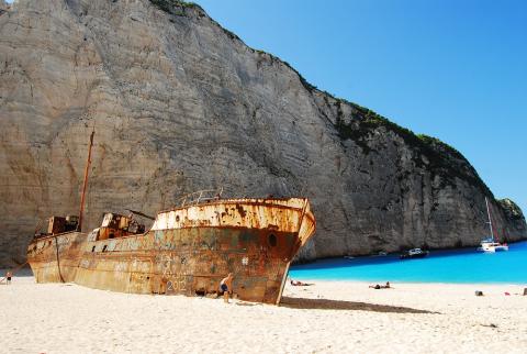 Το σκουριασμένο πλοίο που έχει ναυαγήσει στην αμμουδια στην παραλία Ναυάγιο zakynthos navagio