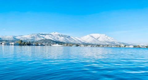 Τα χιονισμένα βουνά της Εύβοιας που υψώνονται πίσω από την ερετρια