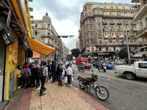 Κόσμος και αυτικίνητα σε κεντρικό δρόμο στο Κάιρο