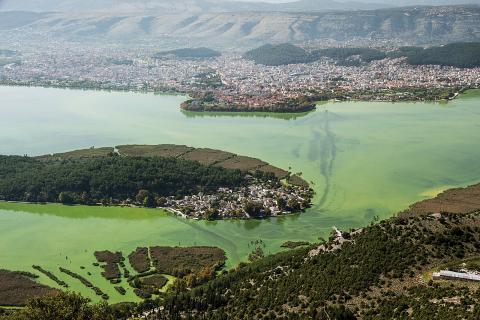 Πανοραμική φωτογραφία στη λίμνη παμβώτιδα και στο φόντο η πόλη των Ιωαννίνων