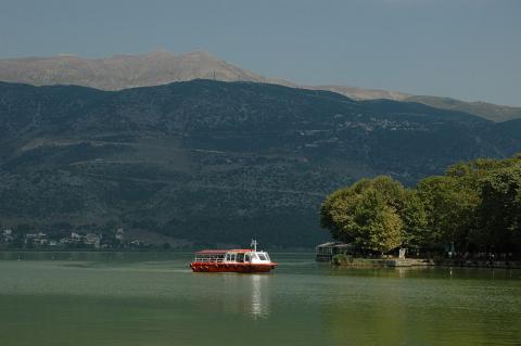 Ένα καραβάκι που μεταφέρει επισκέπτες ατο νησάκι στη λίμνη παμβώτιδα