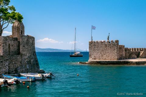 Η έξοδος στο γραφικό λιμάνι ανάμεσα στα δύο φρούρια που καταλήγουν οι δύο βραχίωνες ναυπακτοσ αξιοθεατα