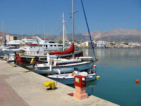 Ιστιοφόρα και βάρκες στο λιμάνι στη χιοσ πολη