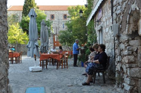 Η πλατεία στο χωριό αυγώνυμα στη Χίο