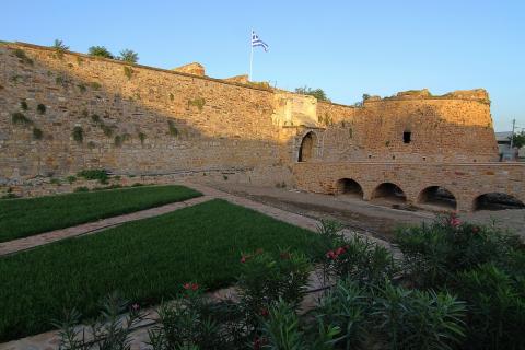 Τα αμυντικά τείχη και η εισοδος στο κάστρο χιοσ πολη