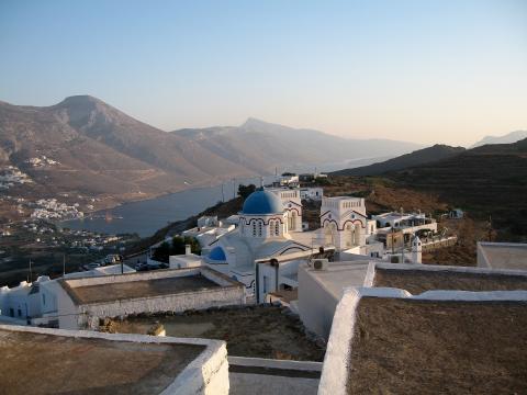 Φωτογραφία τραβηγμένη από το χωριο Θολάρια στην Αμοργό και στο βάθος ο κόλπος της Αιγιαλής