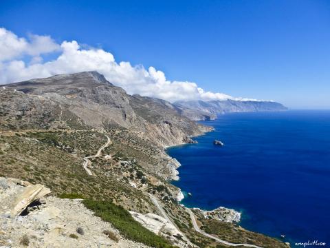 Πανοραμική φωτογραφία με τις απότομες ακτές τις Αμοργού