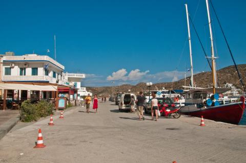 Κόσμος περπατάει στον παραλιακό πεζόδρομο στον οικισμό Κατάπολα αμοργόσ παραλίεσ