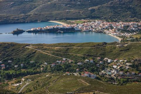 Πανοραμική φωτογραφία της χώρας της Άνδρου και του λιμανιού του κεντρικού οικισμού του νησιού