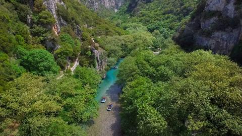 Βάρκες κάνουν ράφτινγκ στον βοϊδομάτη στο Φαράγγι του Βίκου