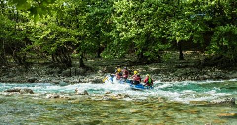 4 άτομα κάνουν ράφτινγκ στον βοϊδομάτη στο Φαράγγι του Βίκου