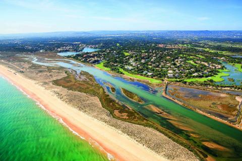 Πανοραμική άποψη της παραλίας Quinta do Lago στο Faro της Πορτιγαλίας