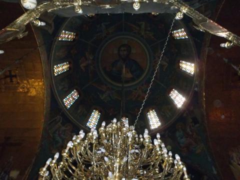 Ο πολυέλαιος και ο θόλος της εκκλησίας στην Παναγία Σουμελά στο Βέρμιο Ημαθίας