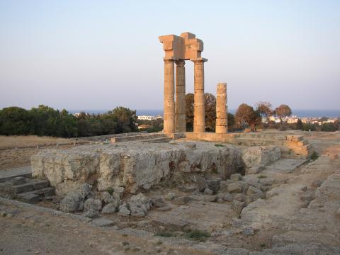 Τέσσερις αναστηλωμένοι κίονες του ναού του Πυθίου Απόλλωνα στο Λόφο του Μόντε Σμιθ (Ακρόπολη Ρόδου)