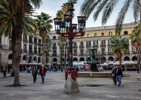 Η πλατεία Placa Reial στη γοτθική συνοικία στη Βαρκελώνη