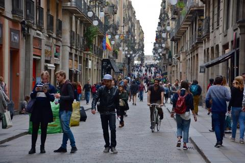 Πεζόδρομος με πολλούς επισκέπτες στη Βαρκελώνη Γοτθική Συνοικία