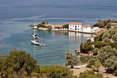 Η χαρακτηριστική κατοικία και στον απάνεμο κόλπο της περιοχής Τζάστενι στο Νότιο Πήλιο