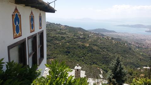 Τα βουνά του Πηλίου ο Βόλος και ο Παγασητικός κόλπος όπως φαίνονται από τη Μακρινίτσα Πηλίου