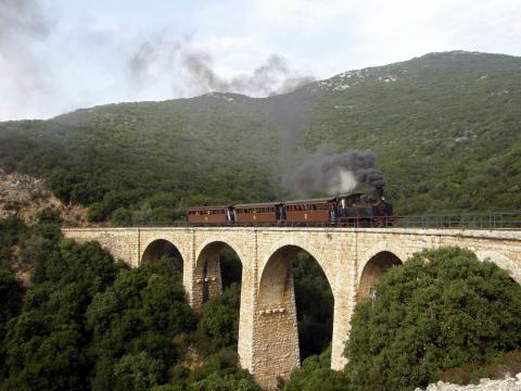 Το τρενάκι του Πηλίου που συνδέει τα Άνω Λεχώνια με τις Μηλιές στο Πήλιο