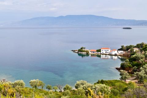 Ειδυλλιακό τοπίο με το χαρακτηριστικό σπίτι και και τον απάνεμο κόλπο της περιοχής Τζαστένι στο Νότιο Πήλιο