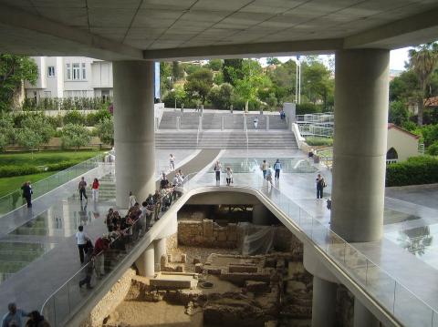 Αρχαιολογικά ευρήματα που βρέθηκαν στα θεμέλια του Μουσείου Ακρόπολης στο ύψος της εισόδου