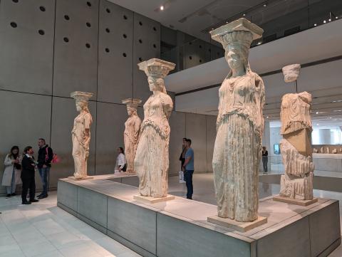 Οι Καρυάτιδες που εκτίθενται στο Μουσείο της Ακρόπολης