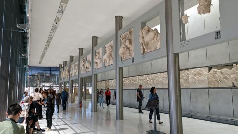 Τμήματα των γλύπτών του Παρθενώνα στον τελευταίο όροφο του Μουσείου της Ακρόπολης