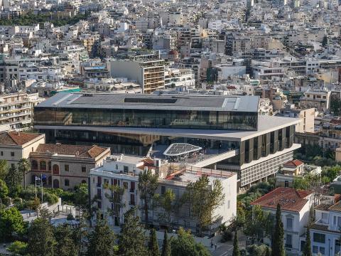 Το Μουσείο της Ακρόπολης σε πανοραμική φωτογραφία από τον Λόφο της Ακρόπολης