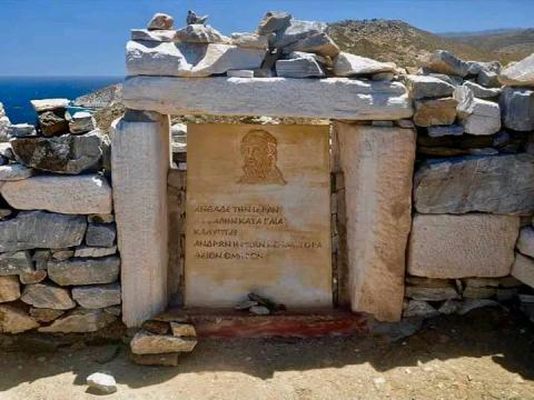 Αναθηματική γλυπτή πλάκα στον Τάφο του Ομήρου στην Ίο