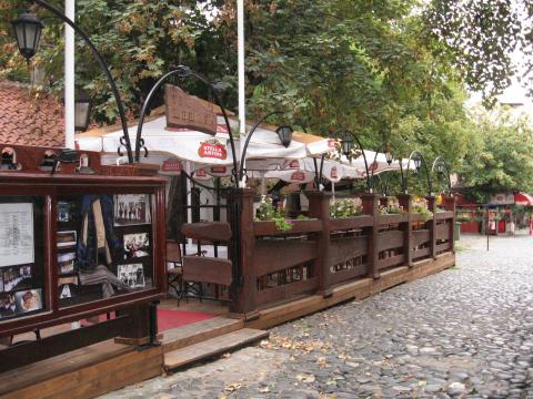 Η βεράντα ενός εστιατορίου στον Παλιό Πεζόδρομο Σκανταρλίγια στο Βελιγράδι