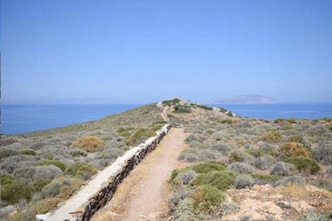 Το χωμάτινο μονοπάτι που οδηγεί στον Τάφο του Ομήρου στην Ίο