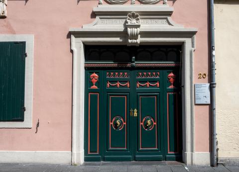 Τα ανάγλυφα χαρακτηριστικά και τα χρώματα της πόρτας στο σπίτι του Μπετόβεν στη Βόννη