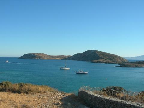 Βαρκες και ιστιοφόρα ανάμεσα στη Σχοινούσσα και τα άλλα νησιά των Μικρών Κυκλάδων