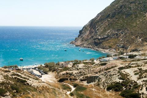 Η Παραλία Αγία Κυριακή στη Νότια ακτή της Μήλου σε πανοραμική φωτογραφία
